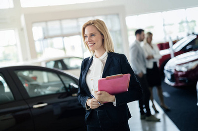 快樂(lè)寶貝女孩的新車(chē)體驗(yàn) 汽車(chē)銷(xiāo)售中的技術(shù)與人文融合